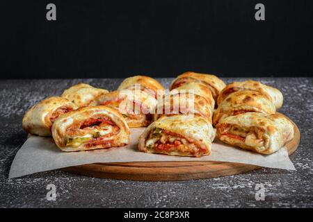 Mini panini per pizza su tavola di legno Foto Stock