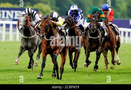 Il fiume Nymph guidato dal fantino Adam Kirby (seconda a sinistra) vince il Betfred sostiene Jack Berry House handicap all'ippodromo di Ascot. Foto Stock