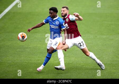 Brighton e Hove Albion's Tariq Lamptey (a sinistra) e Erik Pieters di Burnley si battono per la palla durante la partita della Premier League a Turf Moor, Burnley. Foto Stock