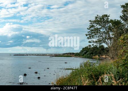 Vista sul porto di Timmendorf e sulla baia sull'isola di Poel, in Germania Foto Stock