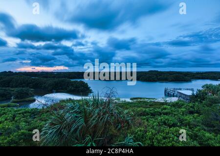 Lunga esposizione fotografia di una vista elevata che guarda su una piccola insenatura in Cedar Key Florida sul Golfo del Messico Foto Stock