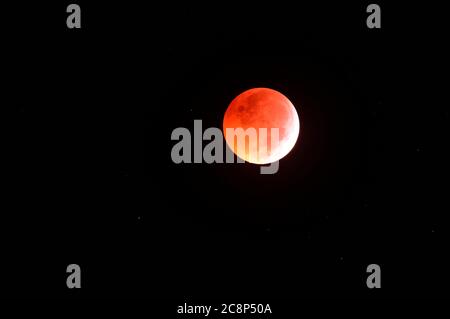 Toatal Lunar Eclipse: 21 gennaio 2019, fotografato appena prima del totale, eclisse umbral. Le stelle di sfondo possono essere viste in questa esposizione lunga. Foto Stock