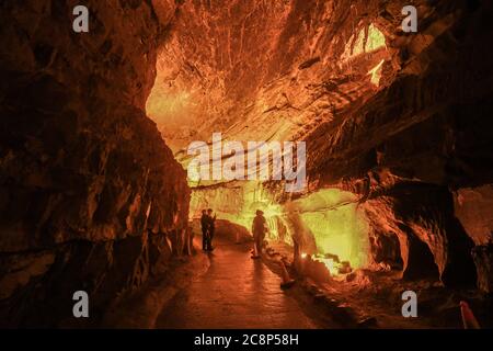 26 luglio 2020, Brecon Beacons, Galles. La gente si ferma per scattare altre fotografie all'interno della grotta della cattedrale alle Grotte di Dan-yr-Ogof in Galles. L'attrazione, che ha il più grande complesso di speleologia del suo genere nel Regno Unito e si trova all'interno del Parco Nazionale di Brecon Beacons, ha riaperto questo fine settimana dopo mesi di chiusura a causa del blocco del coronavirus. Attrazioni simili in Inghilterra che sono state aperte per un mese, ha esortato il governo gallese a seguire l'esempio e ha lasciato Dan-yr-Ogof aprire le loro porte. Credit : Robert Melen/Alamy Live News. Foto Stock