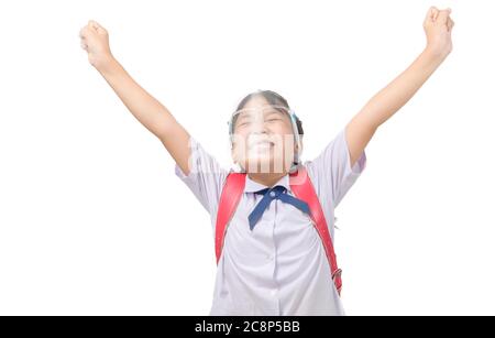 Carino studente ragazza indossare scudo viso e sollevare le mani isolato su sfondo bianco, stile di vita e nuovo concetto normale Foto Stock