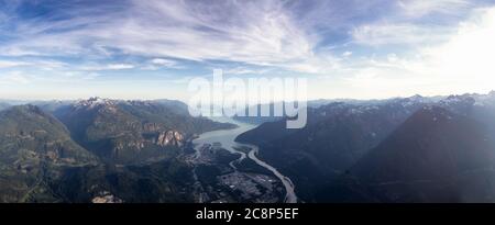 Vista panoramica aerea della piccola città, Squamish Foto Stock