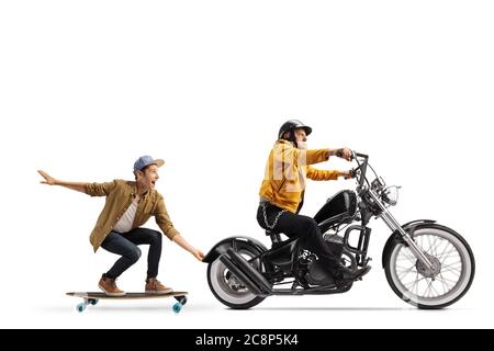 Foto di un anziano che cavalca un tritatutto e tira un ragazzo su uno skateboard isolato su sfondo bianco Foto Stock