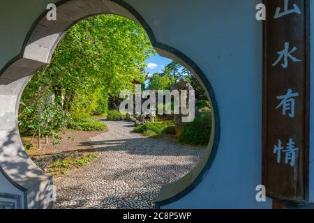 Ingresso al piccolo ma bellissimo Chinagarten o al Giardino Cinese, al centro della città di Stoccarda, allo stato federale Baden-Würtemberg, alla Germania del Sud, all'Europa Foto Stock