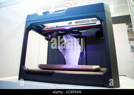 Mano artificiale nella stampante 3D Foto Stock