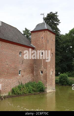 Heimerzheim, Nordrhein-Westfalen/Germania - Giugno 13 2020: Castello Heimerzheim - castello ormeggiato situato nella Renania Settentrionale-Vestfalia, Germania Foto Stock