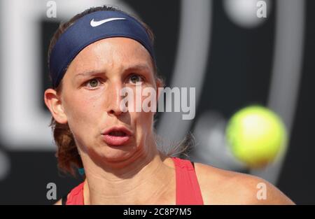 Versmold, Germania. 26 luglio 2020. Tennis: DTB German Pro Series, single, donne, finale, finale, Zaja (TEC Waldau Stuttgart) - Korpatsch (il Club sull'Alster). Tamara Korpatsch guarda la palla. Credit: Friso Gentsch/dpa/Alamy Live News Foto Stock