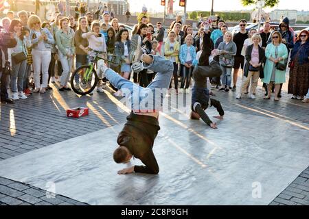 San Pietroburgo. Russia. Giugno 20.2020.The ragazzi sono danzare pausa danza sulla strada.They riunirsi intorno a loro spettatori.e dimostrare le loro abilità in Foto Stock