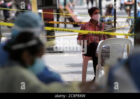 Caracas, Venezuela. 25 luglio 2020. Una donna che indossa una maschera attende il risultato del test rapido Covid-19 in viale Sabana Grande a Caracas, Venezuela, il 25 luglio 2020. (Foto di Bernardo Suarez/INA Photo Agency/Sipa USA) Credit: Sipa USA/Alamy Live News Foto Stock