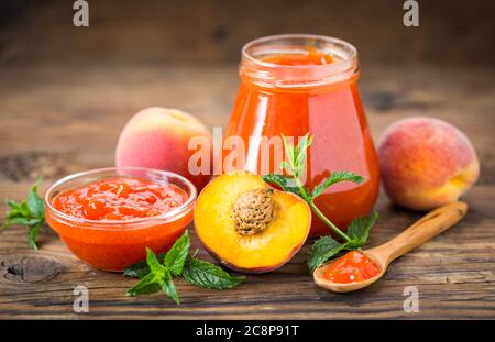 Marmellata di pesche fatta in casa nel vaso Foto Stock