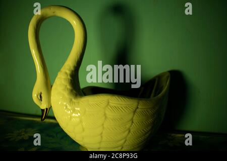 showpiece swan in porcellana Foto Stock