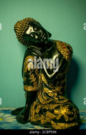 statua del buddha fatto di pietra nera Foto Stock