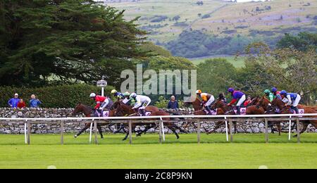 Corridori e piloti si sfidano nell'antico ostacolo del legno di handicap all'ippodromo di Cartmel. Foto Stock
