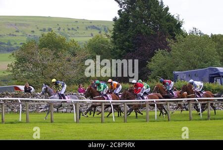 Corridori e piloti si sfidano nell'antico ostacolo del legno di handicap all'ippodromo di Cartmel. Foto Stock