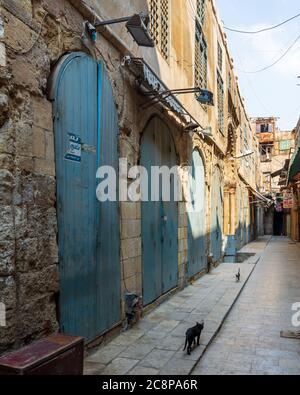 Cairo, Egitto - Giugno 26 2020: Vicoli della vecchia storica Mamluk era Khan al-Khalili famoso bazar e souq, con negozi chiusi durante il blocco Covid-19 Foto Stock