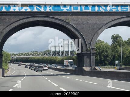 Londra, Regno Unito. 26 luglio 2020. Misto di pioggia pesante e incantesimi soleggiati per i conducenti sull'autostrada M25 London Orbital in un pomeriggio di domenica pieno di impegni. Credit: Malcolm Park/Alamy Live News. Foto Stock