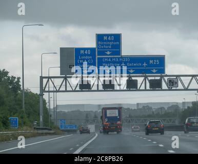 Londra, Regno Unito. 26 luglio 2020. Misto di pioggia pesante e incantesimi soleggiati per i conducenti sull'autostrada M25 London Orbital in un pomeriggio di domenica pieno di impegni. Credit: Malcolm Park/Alamy Live News. Foto Stock
