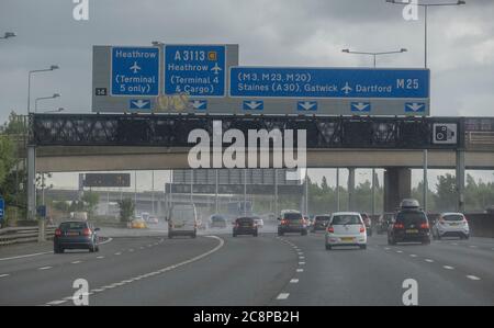 Londra, Regno Unito. 26 luglio 2020. Misto di pioggia pesante e incantesimi soleggiati per i conducenti sull'autostrada M25 London Orbital in un pomeriggio di domenica pieno di impegni. Credit: Malcolm Park/Alamy Live News. Foto Stock