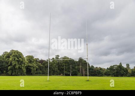 Un campo di rugby amatoriale vuoto catturato durante il blocco Covid 19 vicino a Liverpool in Inghilterra. Foto Stock