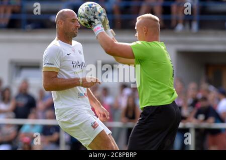 Mnichovo Hradiste, Repubblica Ceca. 26 luglio 2020. L'ex calciatore ceco JAN KOLLER (COME Monaco e Borussia Dortmund) in duello con il portiere Vladimir Moc del Garda Mnichovo Hradiste (R) durante la partita benefica Real Top Praha vs Garda Mnichovo Hradiste a Mnichovo Hradiste. Credit: Slavek Ruta/ZUMA Wire/Alamy Live News Foto Stock