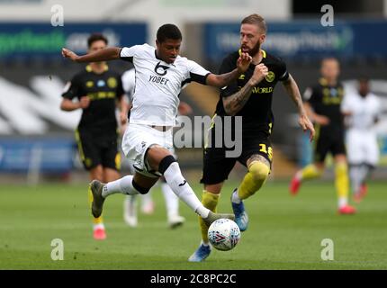 Il rhian Brewster di Swansea City (a sinistra) e il Ponto Jansson di Brentford si battono per la palla durante la prima partita di play-off del campionato Sky Bet allo stadio Liberty di Swansea. Foto Stock