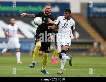 Il Rhian Brewster di Swansea City (a destra) e il Ponto Jansson di Brentford si battono per la palla durante la prima partita di play-off del campionato Sky Bet allo stadio Liberty di Swansea. Foto Stock