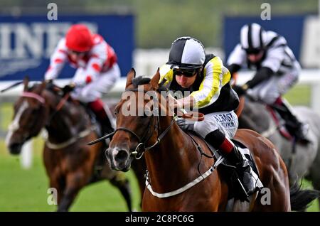 Il fiume Nymph guidato dal fantino Adam Kirby (a destra) vince il Betfred sostiene Jack Berry House handicap all'ippodromo di Ascot. Foto Stock