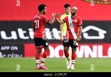 Ryan Bertrand di Southampton (a sinistra) e Nathan Redmond festeggiano dopo l'ultimo fischio durante la partita della Premier League al St Mary's Stadium di Southampton. Foto Stock