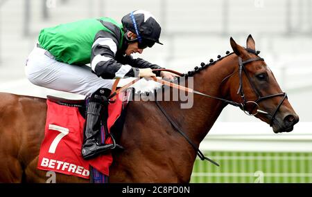 Santosha guidato dal fantino Thomas Greatrex vince la principessa Margaret Betfred Stakes all'ippodromo di Ascot. Foto Stock