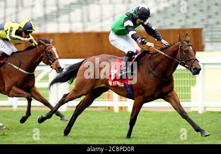 Santosha guidato dal fantino Thomas Greatrex (a destra) vince la Principessa Margaret Betfred Stakes all'ippodromo di Ascot. Foto Stock