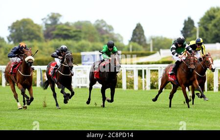 Santosha guidato dal fantino Thomas Greatrex (seconda a destra) sulla loro strada per vincere la principessa Margaret Betfred Stakes all'ippodromo di Ascot. Foto Stock