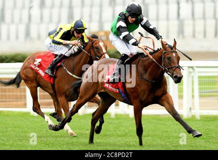 Santosha guidato dal fantino Thomas Greatrex (a destra) vince la Principessa Margaret Betfred Stakes all'ippodromo di Ascot. Foto Stock