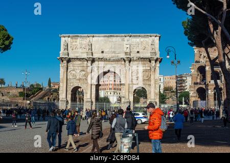 Roma, Italia, 25.12.2019: Arco di Costantino a Roma in giornata nuvolosa con il turista Foto Stock