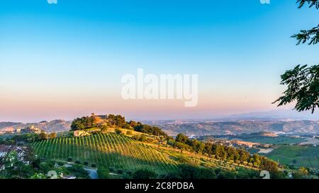 Tramonto nei campi marchigiani dal villaggio di Acquaviva Picena Foto Stock