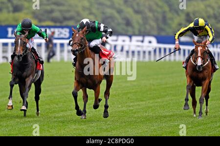 Santosha guidato dal fantino Thomas Greatrex (al centro) sulla loro strada per vincere la principessa Margaret Betfred Stakes all'ippodromo di Ascot. Foto Stock