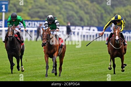 Santosha guidato dal fantino Thomas Greatrex (al centro) sulla loro strada per vincere la principessa Margaret Betfred Stakes all'ippodromo di Ascot. Foto Stock