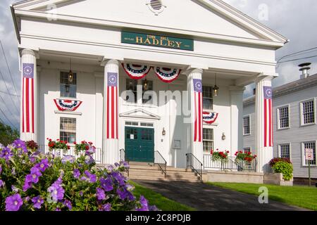 L'Hadley, Massachusetts, il municipio è stato inforcato in bandiere per celebrare il giorno dell'Indipendenza Foto Stock