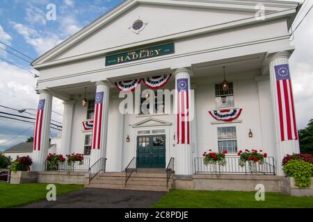 L'Hadley, Massachusetts, il municipio è stato inforcato in bandiere per celebrare il giorno dell'Indipendenza Foto Stock