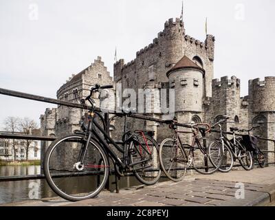 biciclette di fronte al castello gravensteen a gand belgio Foto Stock