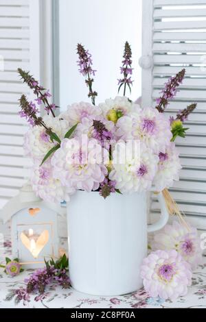 romantico bouquet di dahlias bianco e viola e salvia lattina di latte vintage Foto Stock