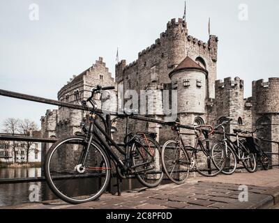 biciclette di fronte al castello gravensteen a gand belgio Foto Stock