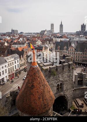 una vista sulla città medievale di gand da gravensteen e la torre del castello Foto Stock