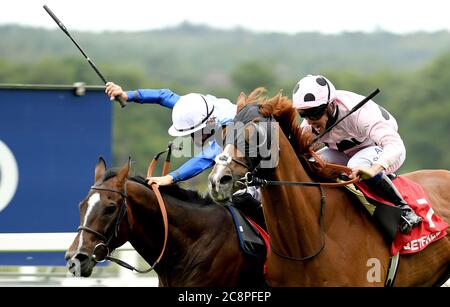 Jeremiah guidato dal jockey Jim Crowley (a destra) vince gli Handicap Stakes di Betfred 'Fred's push' all'ippodromo di Ascot. Foto Stock