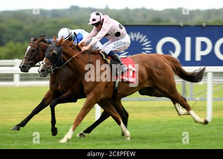 Jeremiah guidato dal jockey Jim Crowley (a destra) vince gli Handicap Stakes di Betfred 'Fred's push' all'ippodromo di Ascot. Foto Stock