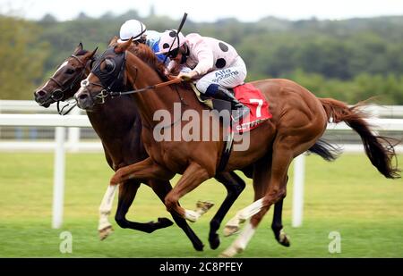 Jeremiah guidato dal jockey Jim Crowley (a destra) vince gli Handicap Stakes di Betfred 'Fred's push' all'ippodromo di Ascot. Foto Stock