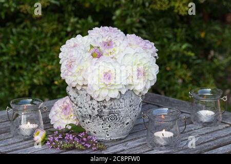 bouquet di dahlias bianchi e viola e lanterne da tavola as decorazione romantica Foto Stock