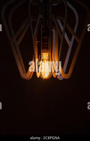 Lampada decorativa in stile Edison antico contro una parete di fondo marrone Foto Stock